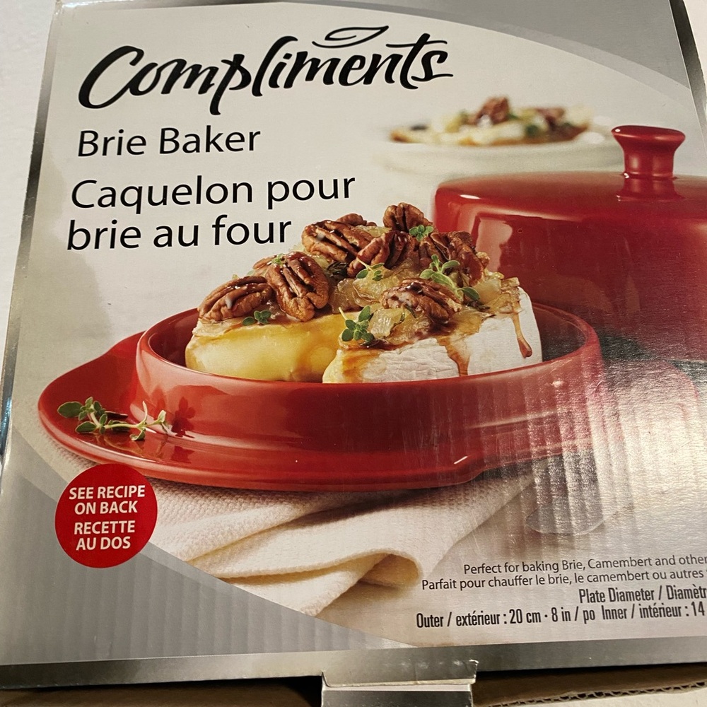 NEW IN BOX COMPLEMENTS Red Brie Baker w/Lid and Original Wrapping Plate and Top - Picture 2 of 6